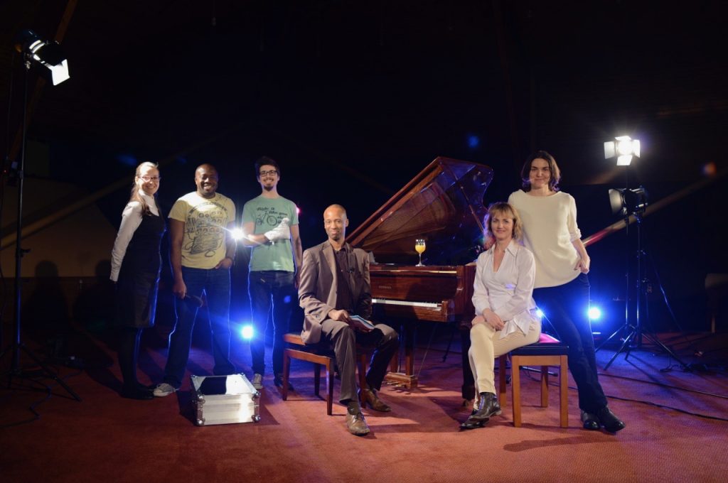 Kersti samarbetar som solist med ackompanjatör och arrangörer av konsert