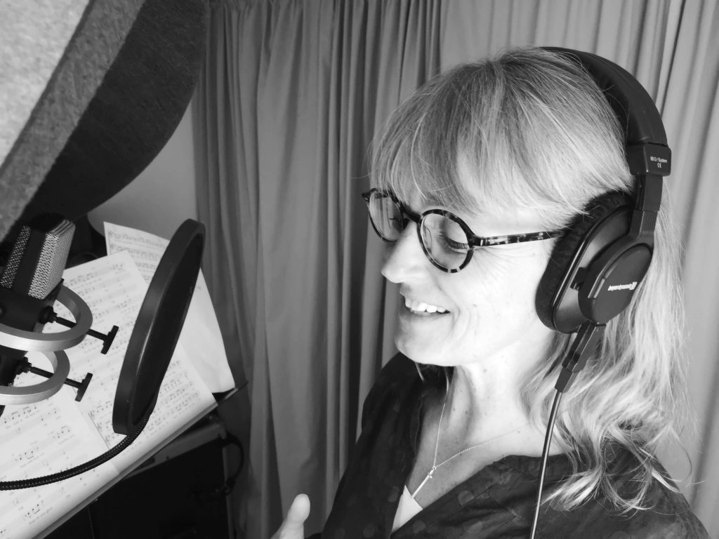 Kersti gör studioinspelningar för olika produktioner