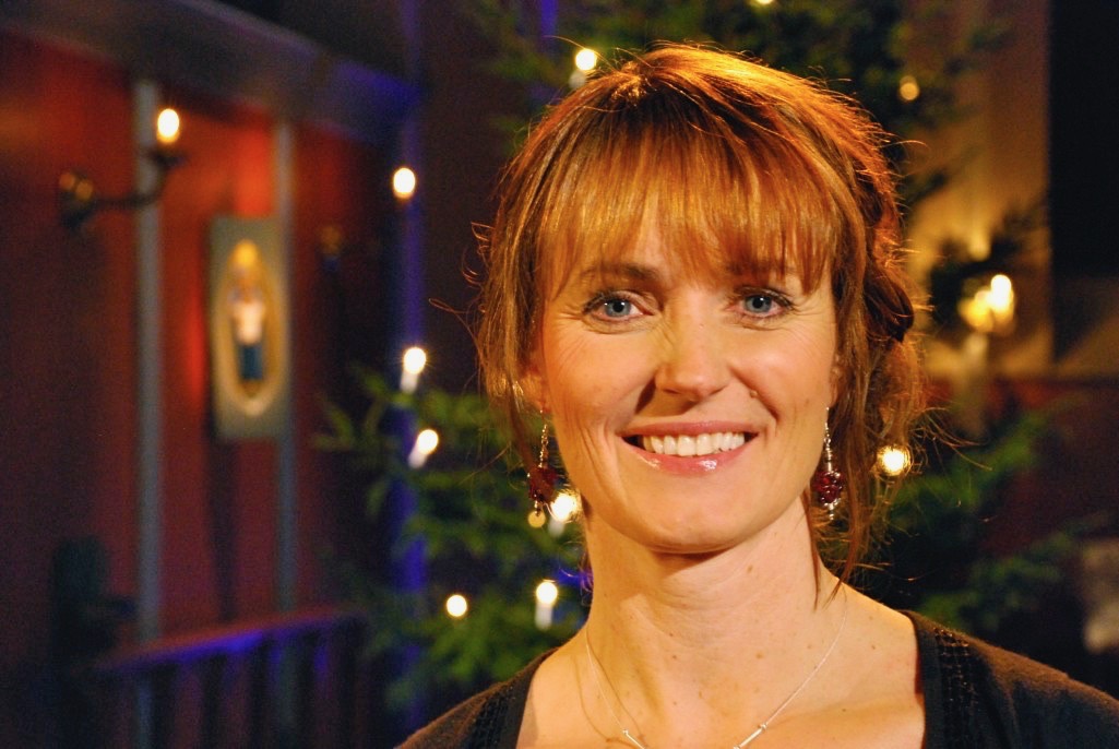 Kersti har erfarenhet som solist i olika sammanhang. Här på TV-sänd julgudstjänst.