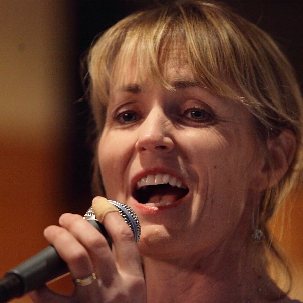 Kersti framträder som sångsolist